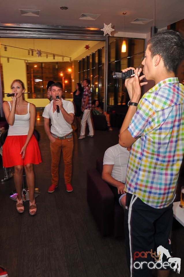 Karaoke Night în Blondy's Art Café, 
