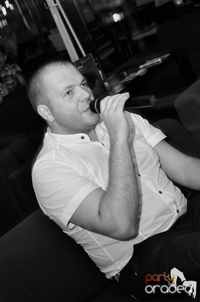 Karaoke Night în Blondy's Art Café, 