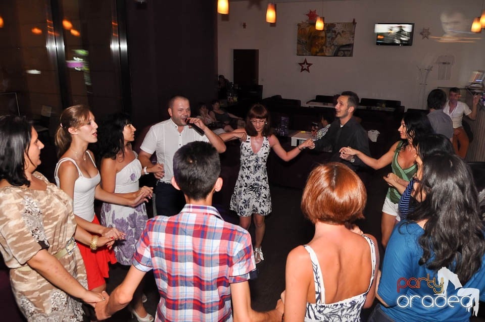 Karaoke Night în Blondy's Art Café, 