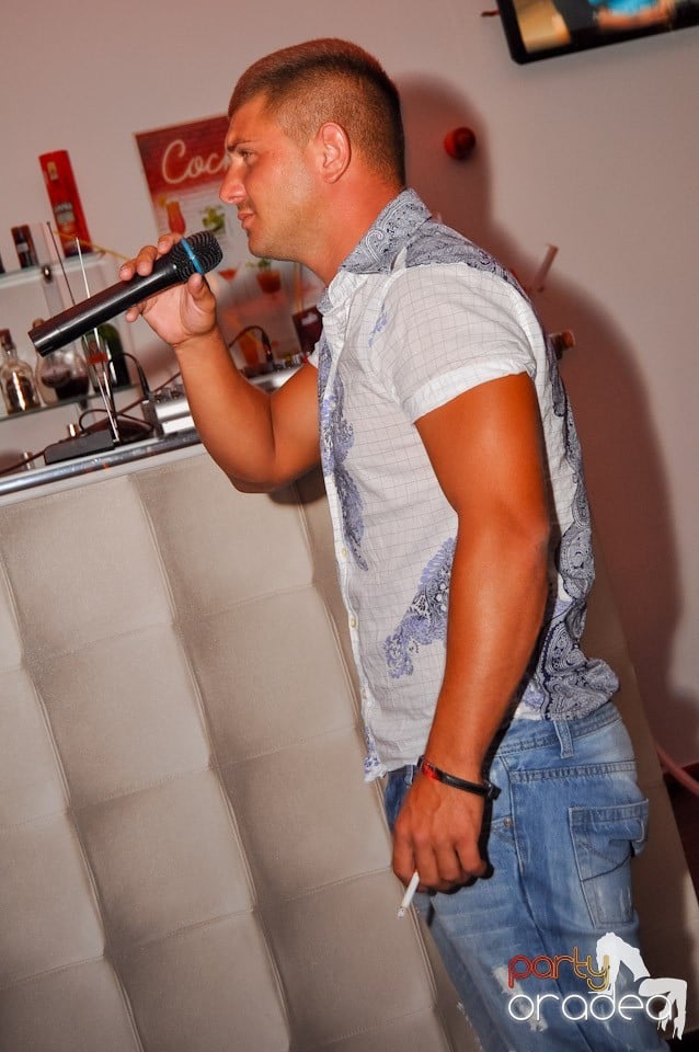 Karaoke Night în Blondy's Art Café, 