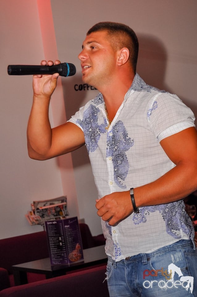 Karaoke Night în Blondy's Art Café, 