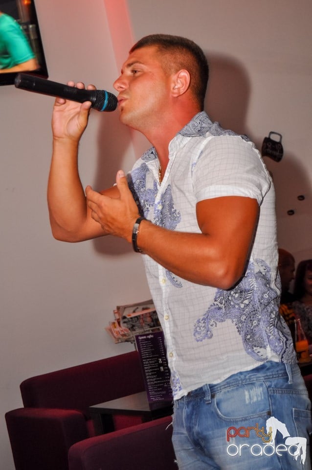 Karaoke Night în Blondy's Art Café, 