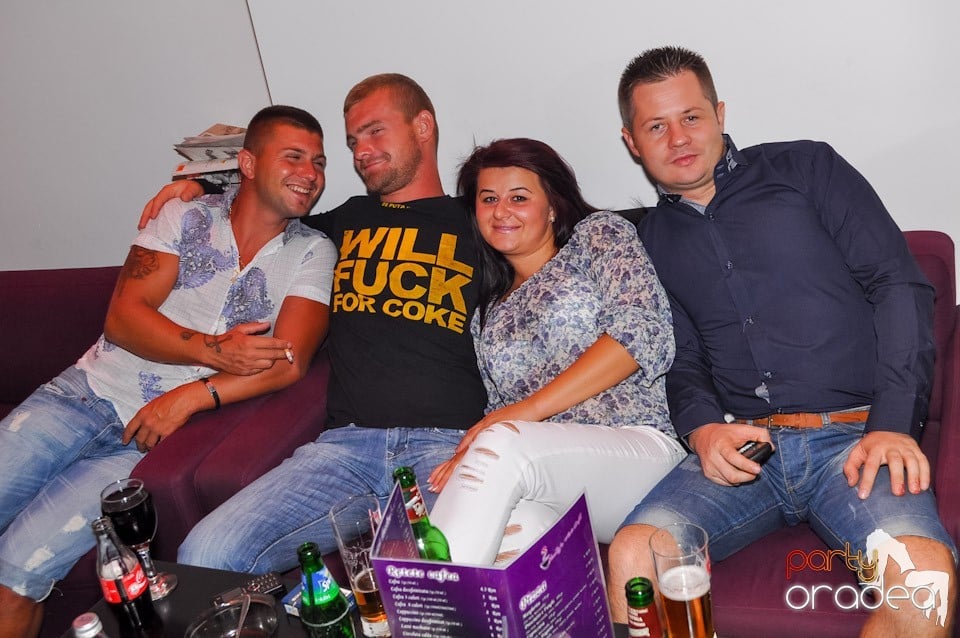 Karaoke Night în Blondy's Art Café, 