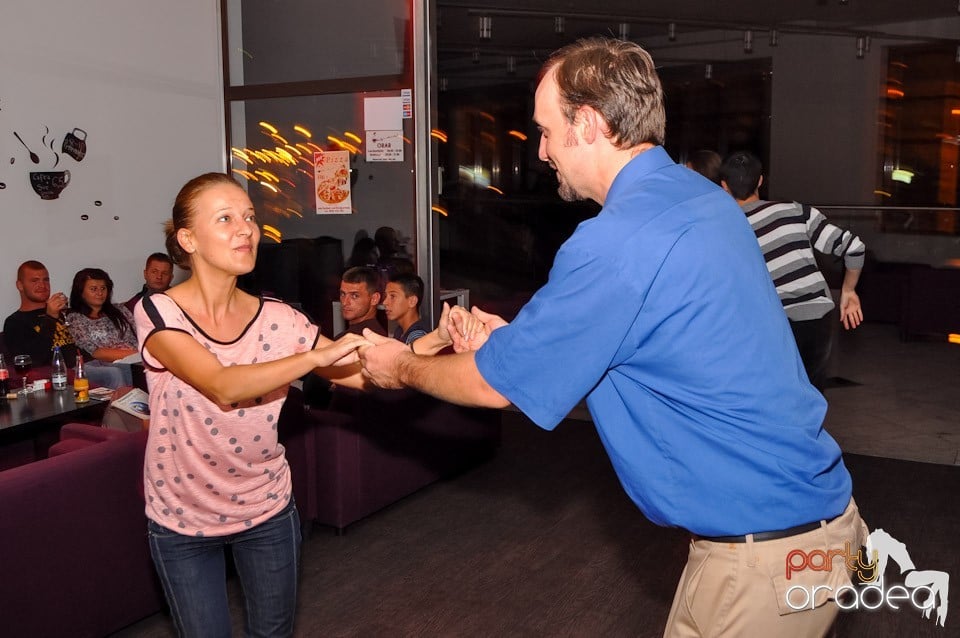 Karaoke Night în Blondy's Art Café, 