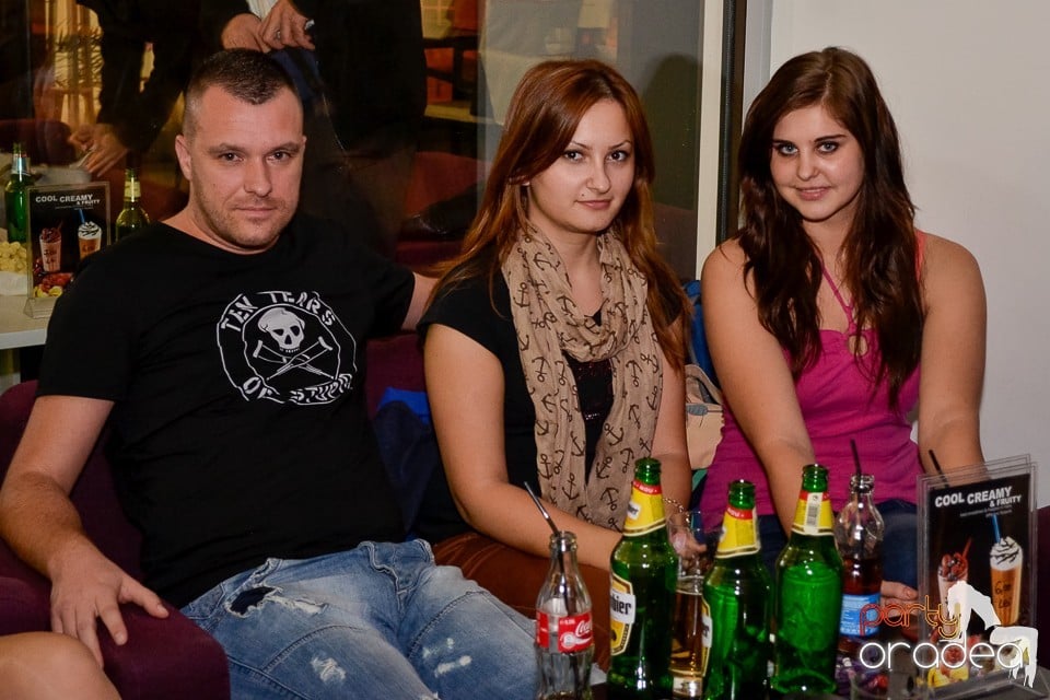 Karaoke Night în Blondy's Art Café, 