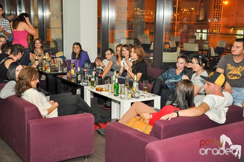 Karaoke Night în Blondy's Art Café, 