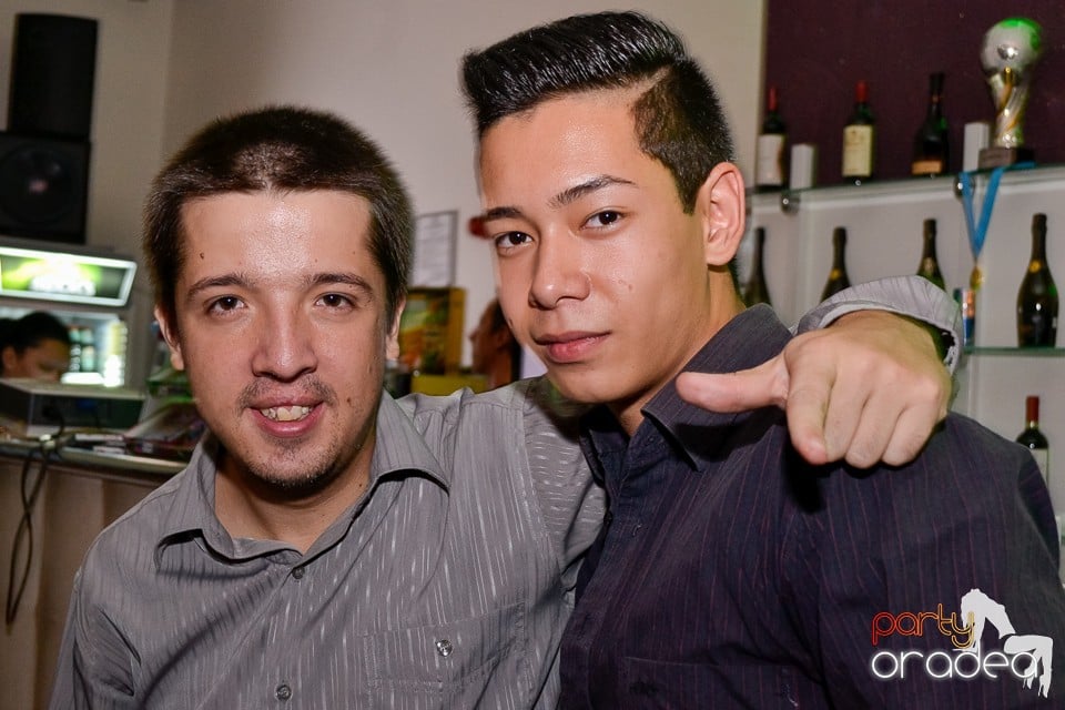 Karaoke Night în Blondy's Art Café, 