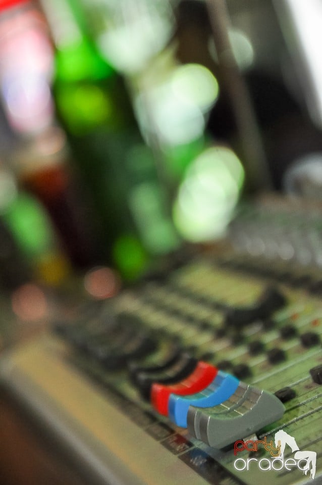 Karaoke Night în Blondy's Art Café, 