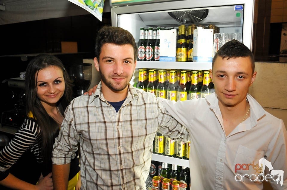 Karaoke Party @ Blondy's Art Café,