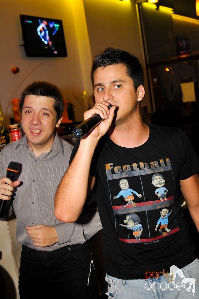 Karaoke Party @ Blondy's Art Café, 