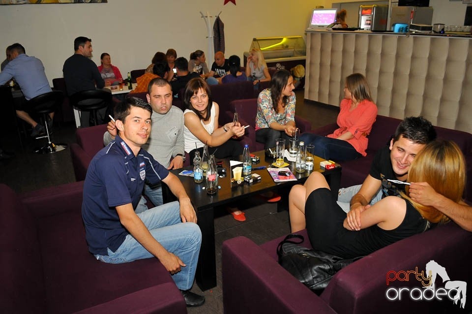 Karaoke Party @ Blondy's Art Café,