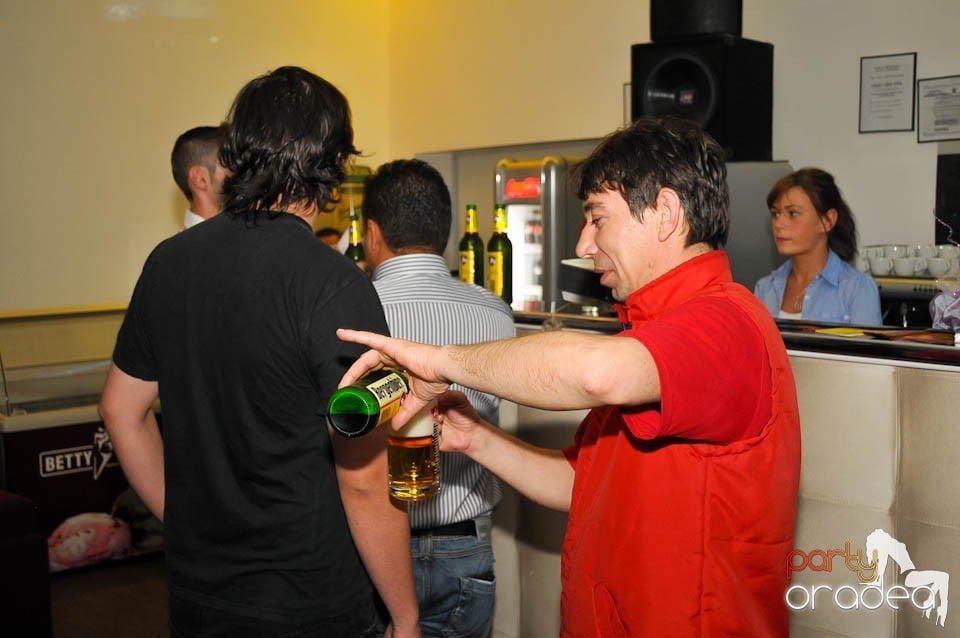 Karaoke Party @ Blondy's Art Café, 