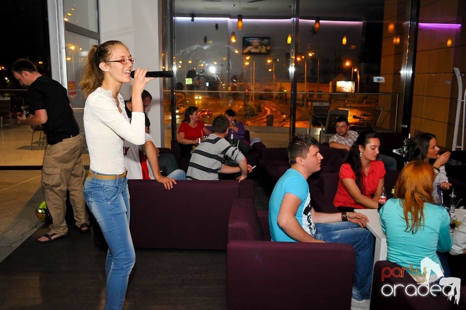 Karaoke Party @ Blondy's Art Café, 