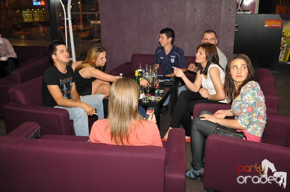 Karaoke Party @ Blondy's Art Café,