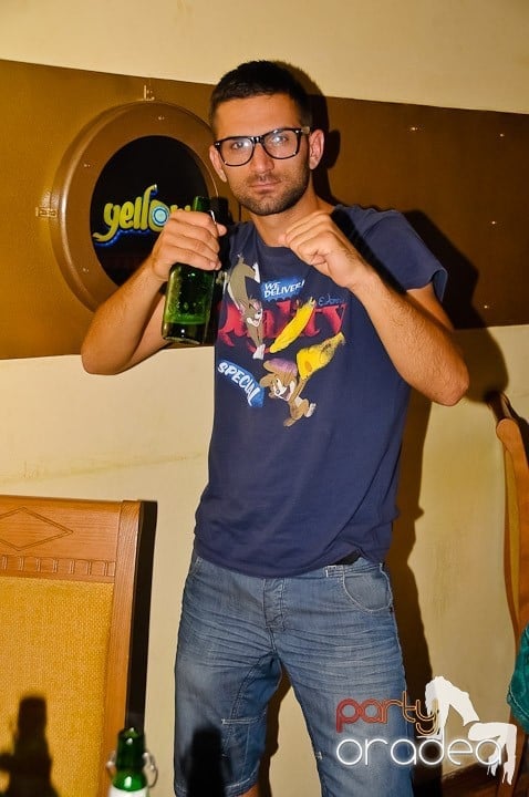 La adâncime în club Yellow, 