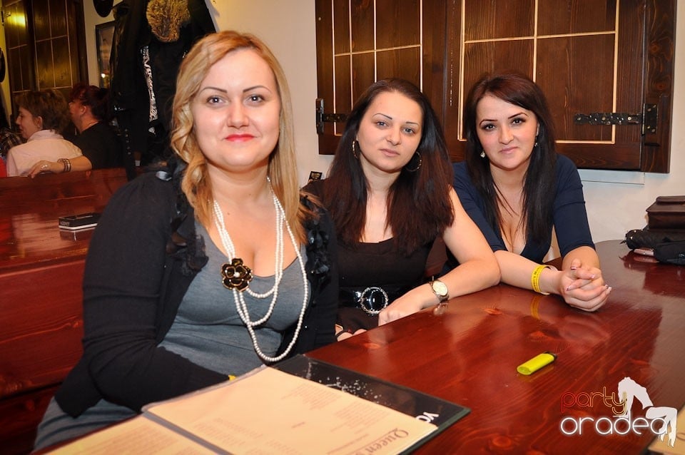 Ladies Night în Queen's, Queen's Music Pub