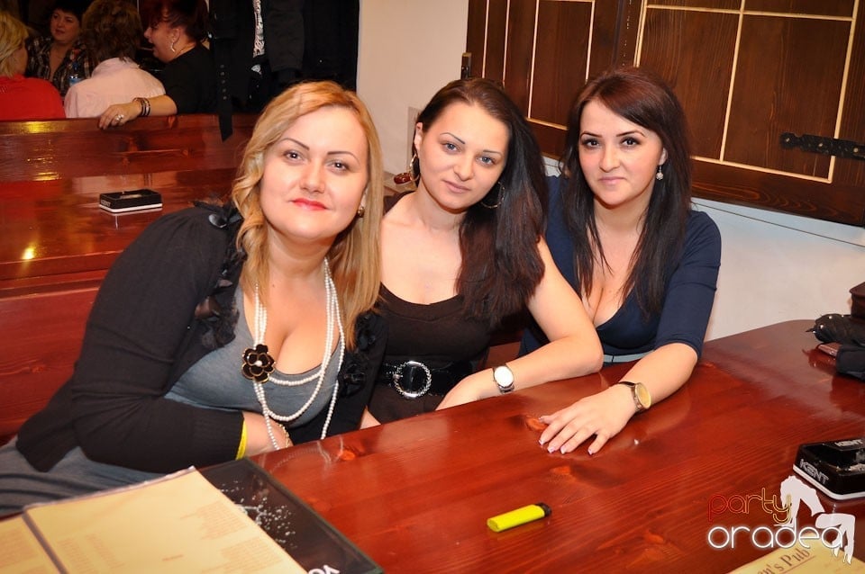 Ladies Night în Queen's, Queen's Music Pub