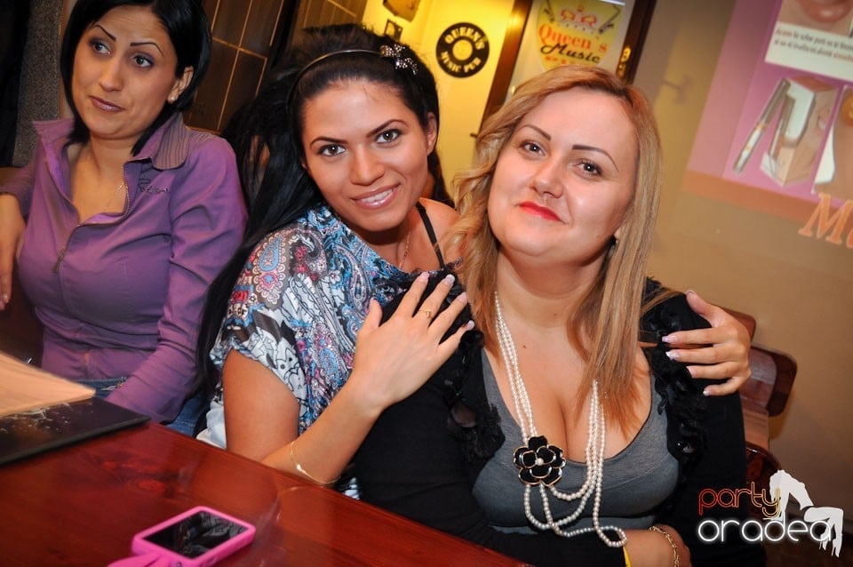 Ladies Night în Queen's, Queen's Music Pub