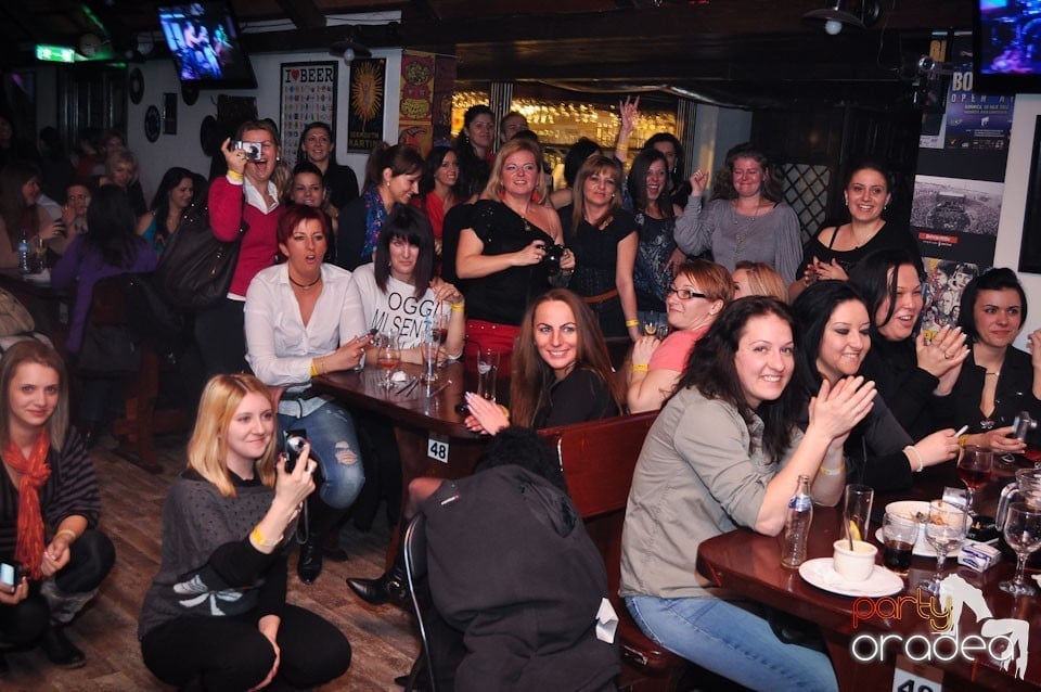 Ladies Night în Queen's, Queen's Music Pub