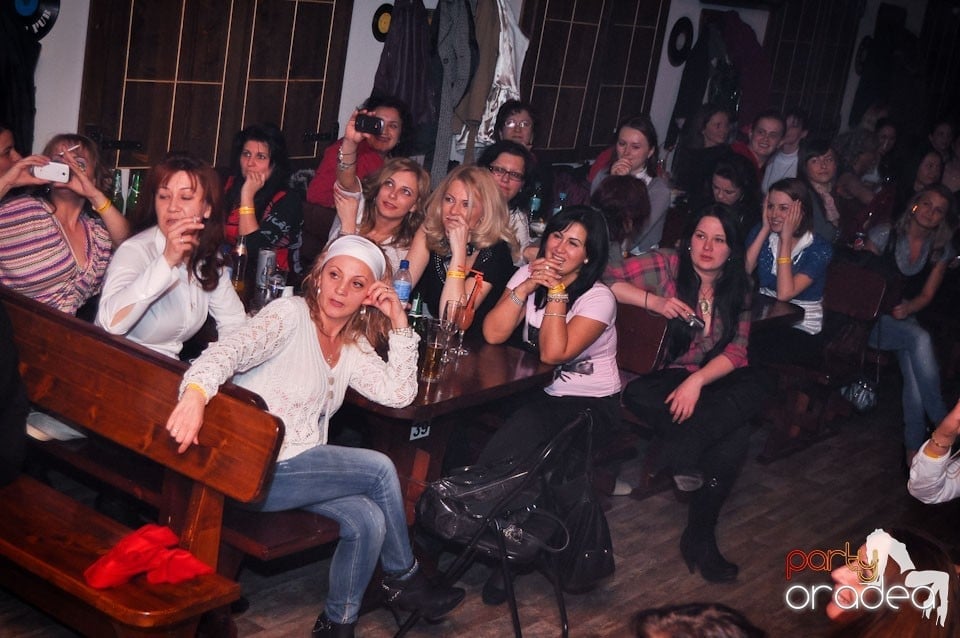 Ladies Night în Queen's, Queen's Music Pub