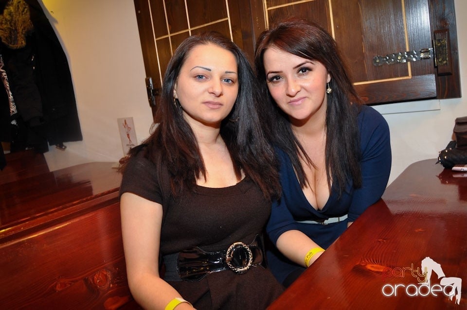 Ladies Night în Queen's, Queen's Music Pub