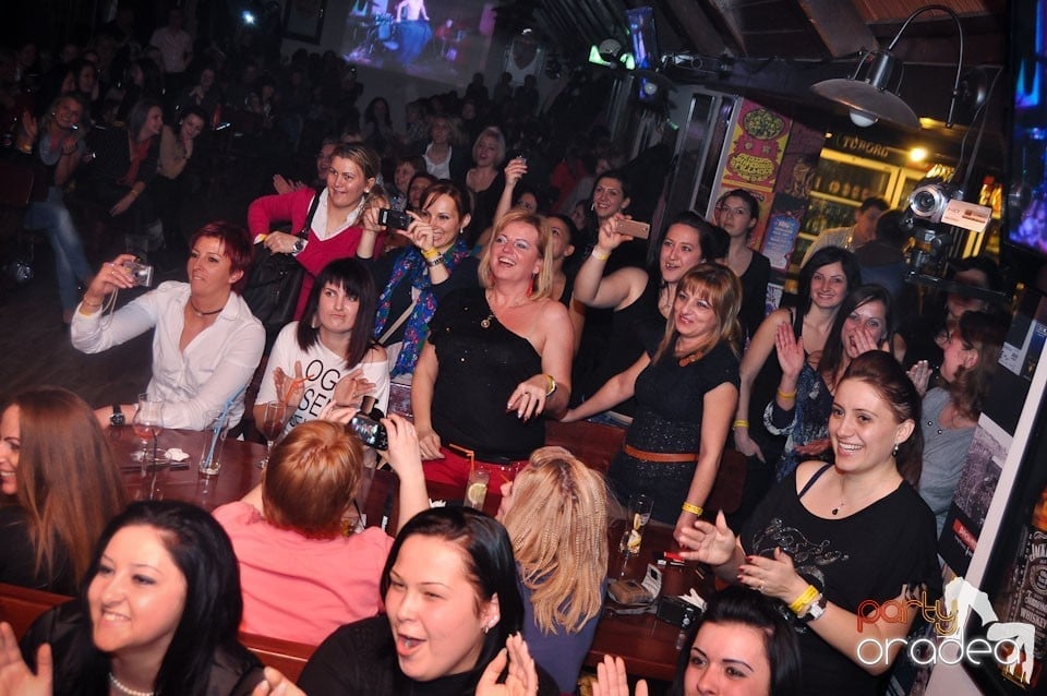 Ladies Night în Queen's, Queen's Music Pub