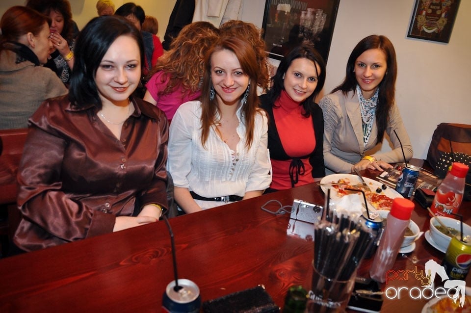 Ladies Night în Queen's, Queen's Music Pub