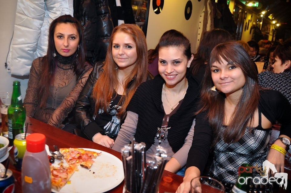 Ladies Night în Queen's, Queen's Music Pub