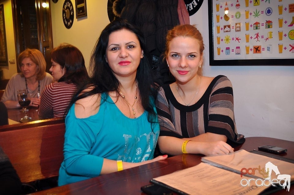 Ladies Night în Queen's, Queen's Music Pub