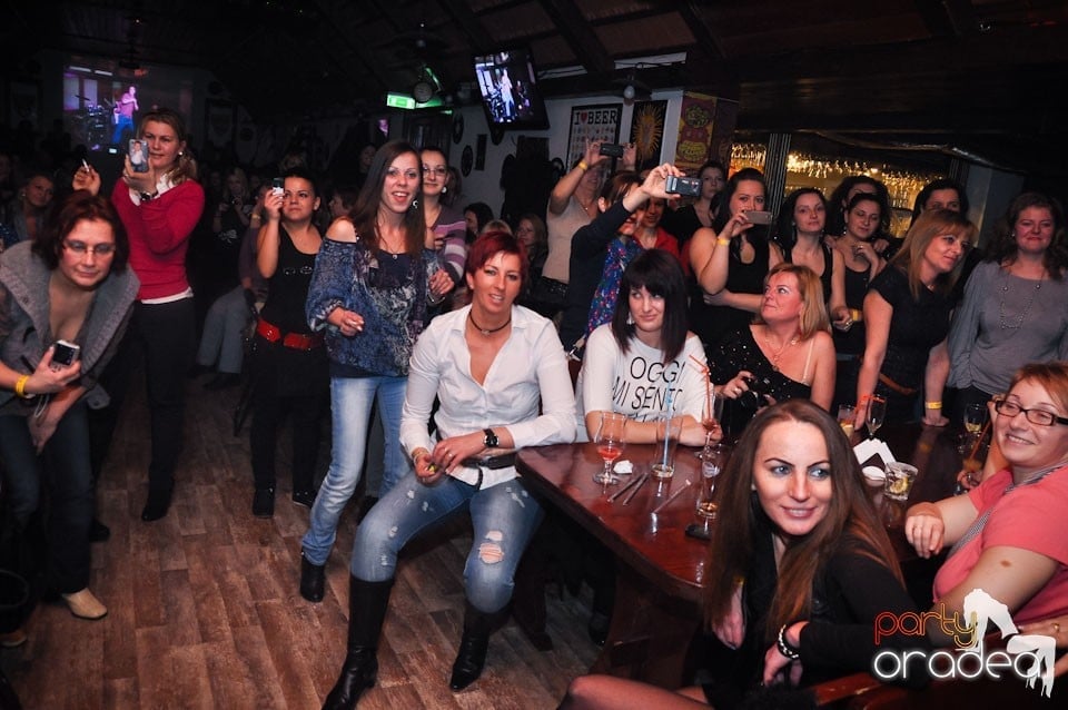 Ladies Night în Queen's, Queen's Music Pub