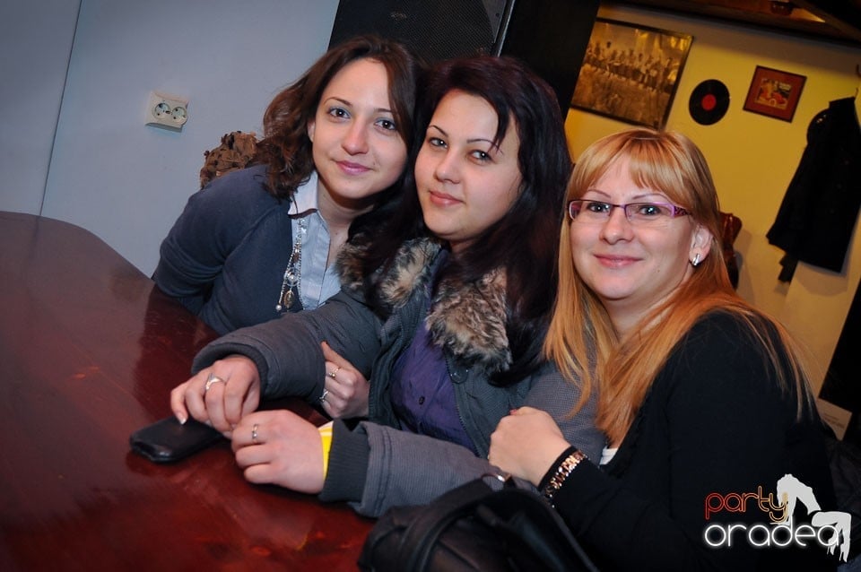 Ladies Night în Queen's, Queen's Music Pub