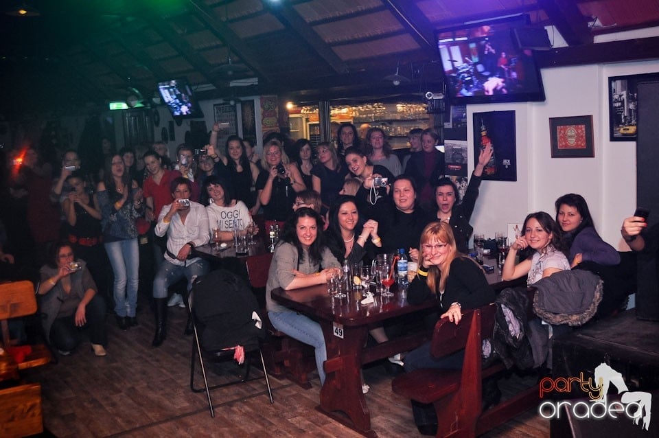 Ladies Night în Queen's, Queen's Music Pub