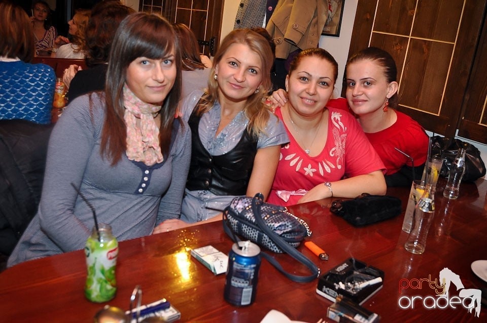 Ladies Night în Queen's, Queen's Music Pub