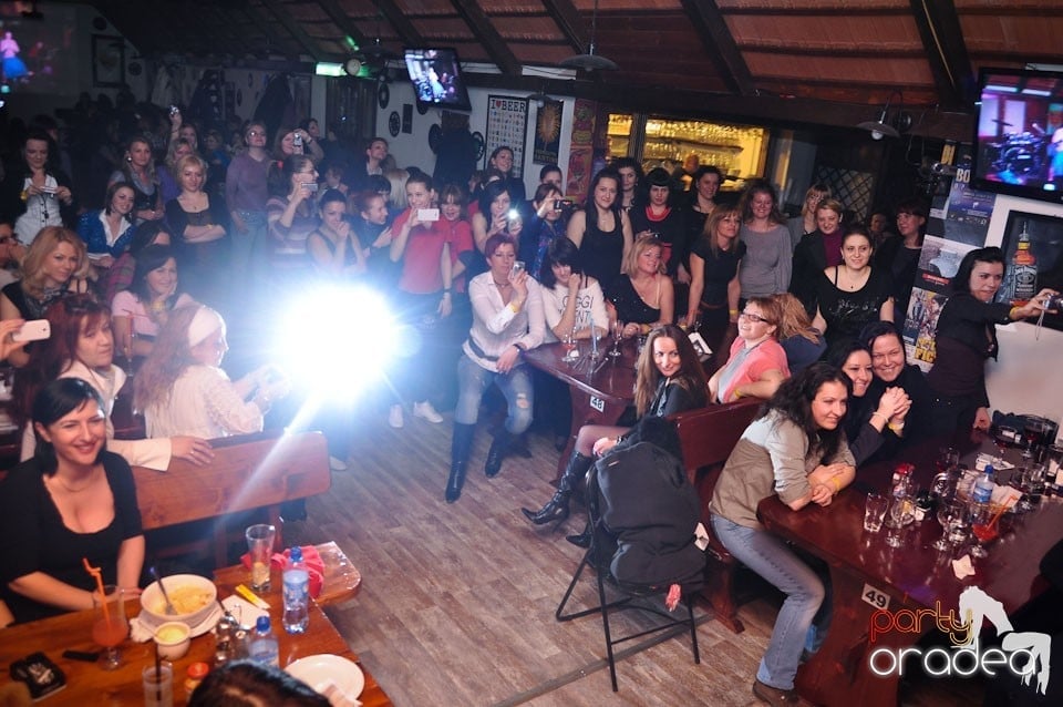 Ladies Night în Queen's, Queen's Music Pub