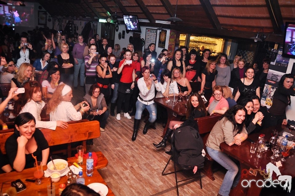 Ladies Night în Queen's, Queen's Music Pub