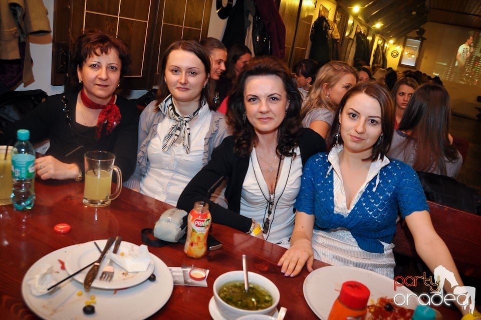 Ladies Night în Queen's, Queen's Music Pub