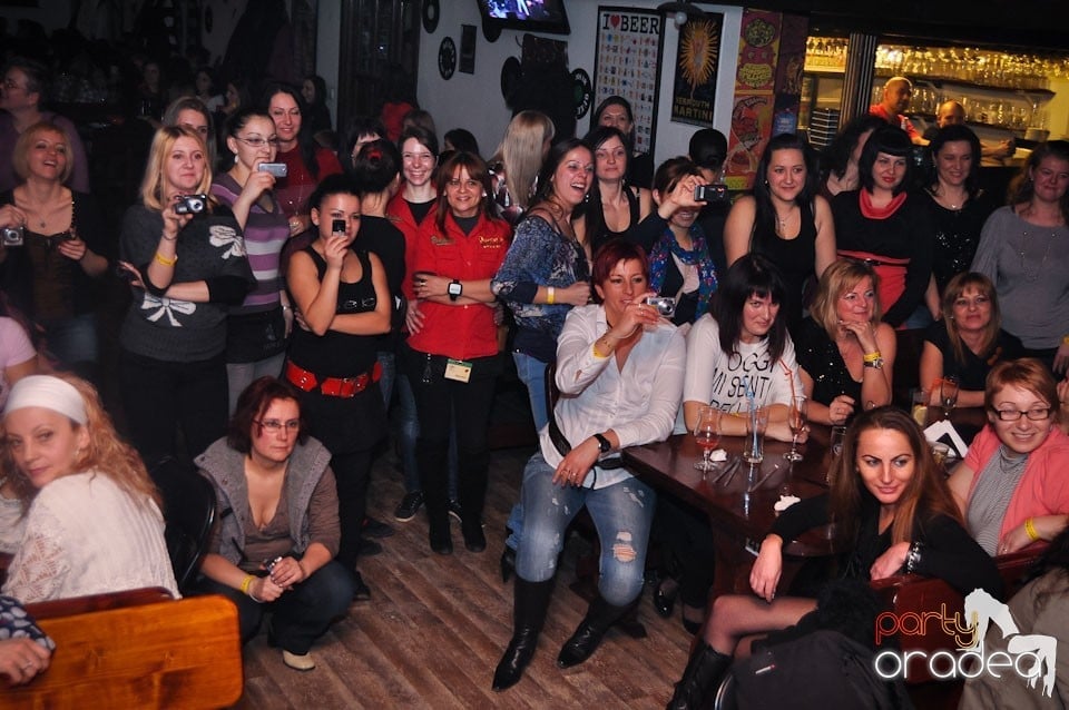 Ladies Night în Queen's, Queen's Music Pub