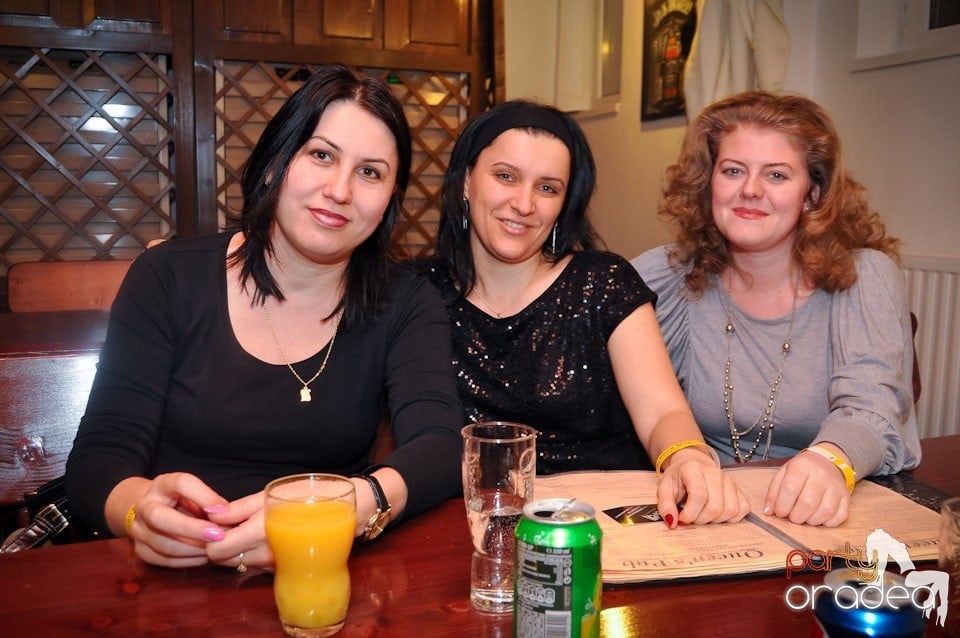 Ladies Night în Queen's, Queen's Music Pub