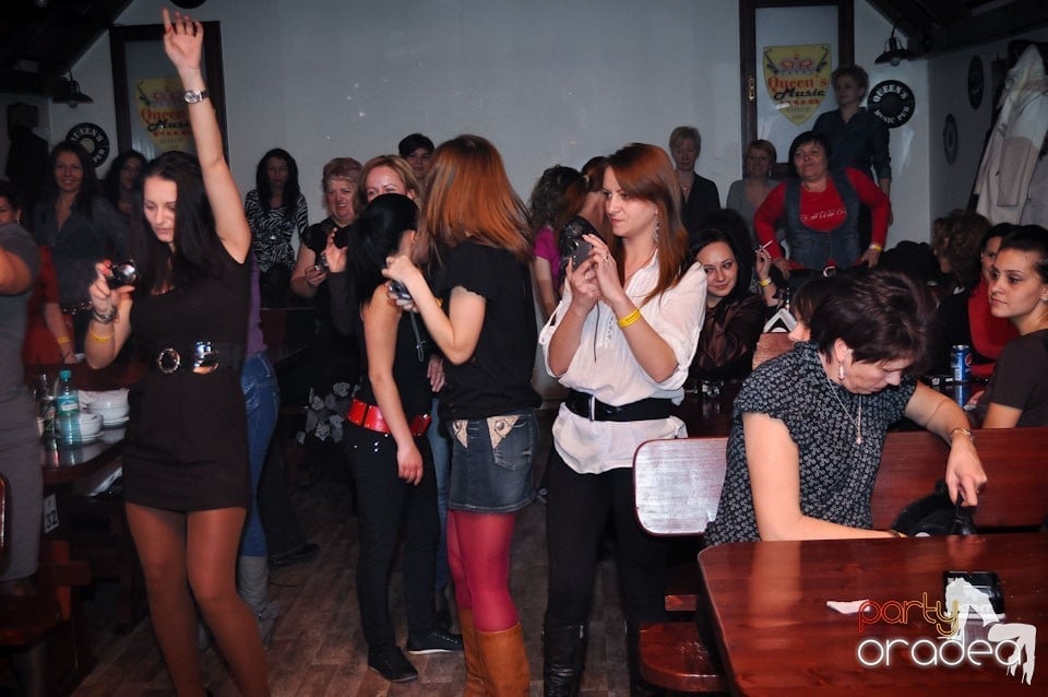 Ladies Night în Queen's, Queen's Music Pub