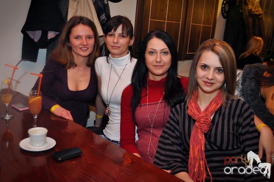 Ladies Night în Queen's, Queen's Music Pub