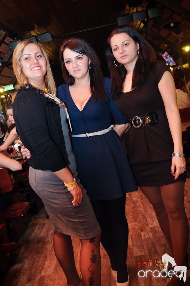 Ladies Night în Queen's, Queen's Music Pub