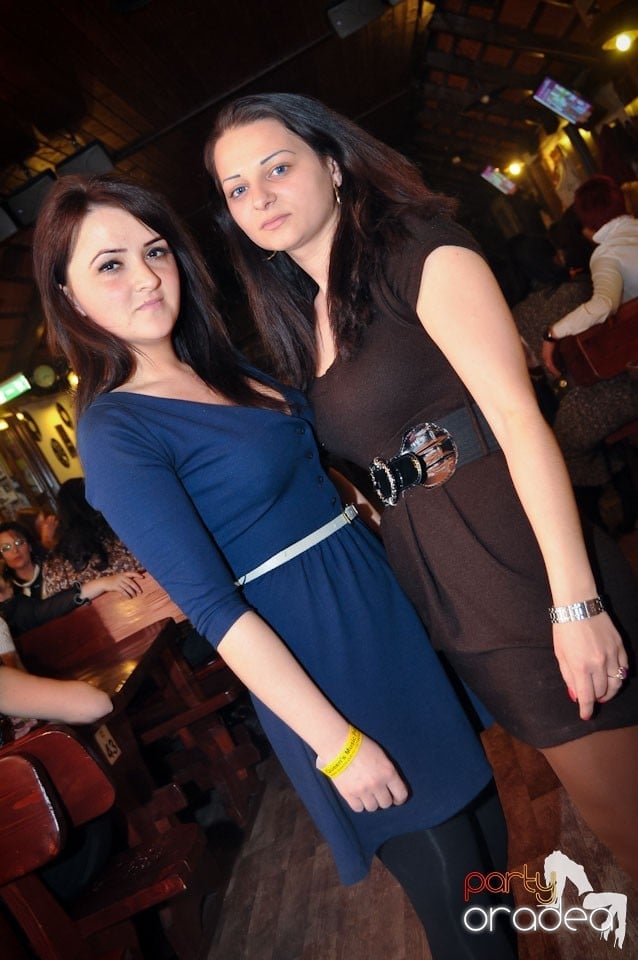 Ladies Night în Queen's, Queen's Music Pub