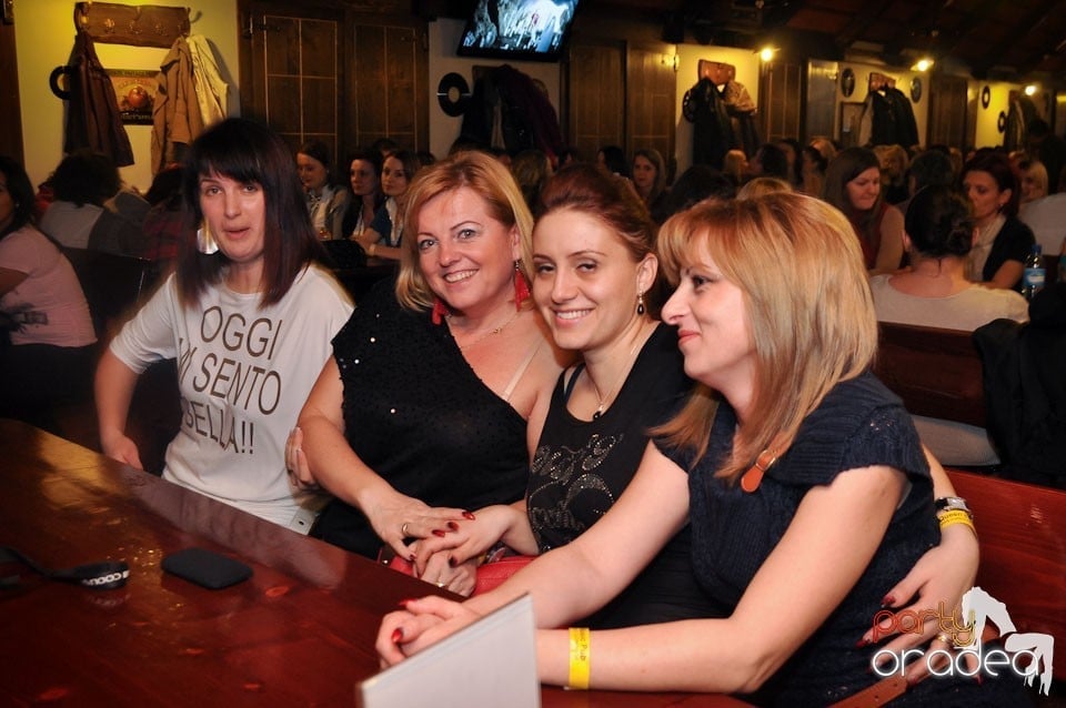 Ladies Night în Queen's, Queen's Music Pub