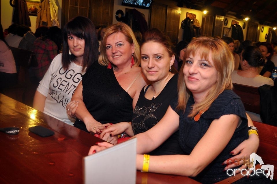 Ladies Night în Queen's, Queen's Music Pub