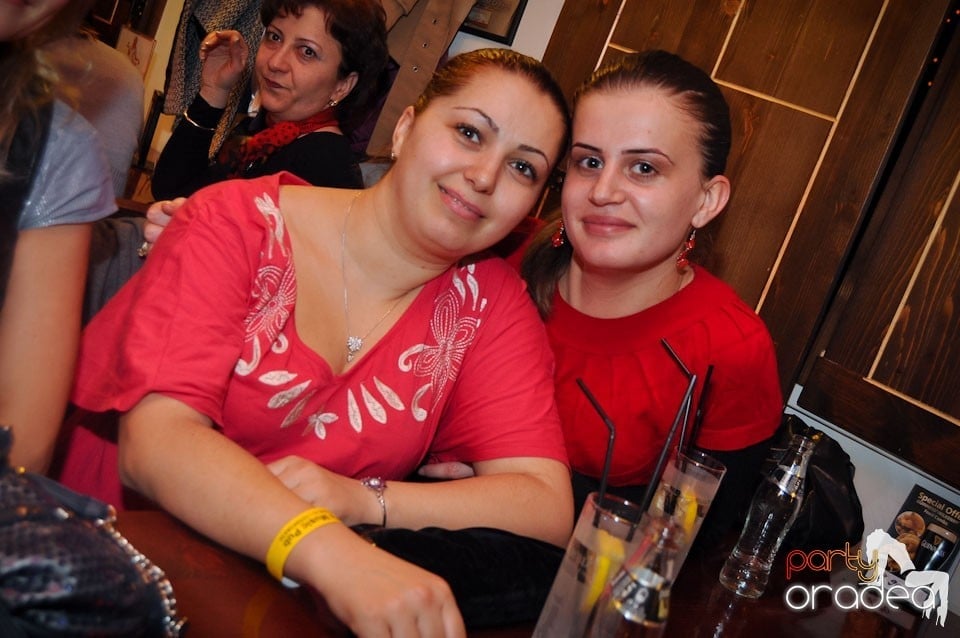 Ladies Night în Queen's, Queen's Music Pub