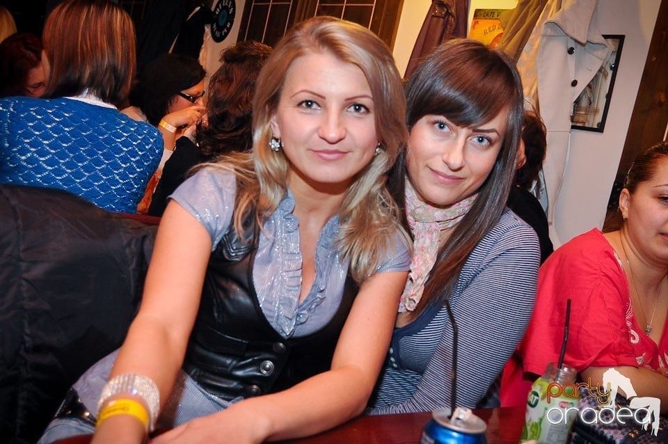 Ladies Night în Queen's, Queen's Music Pub