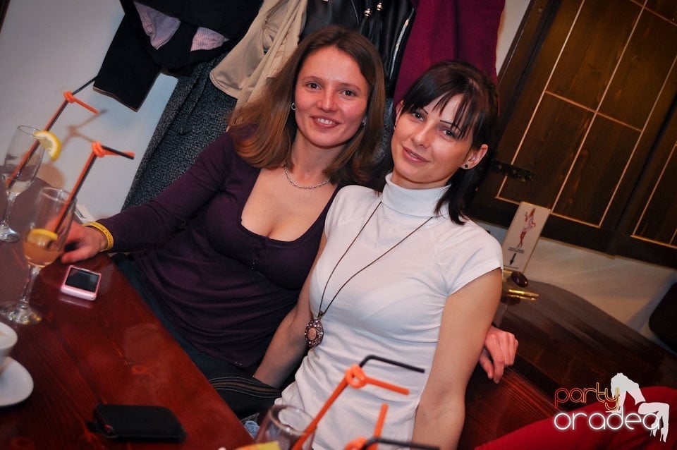 Ladies Night în Queen's, Queen's Music Pub