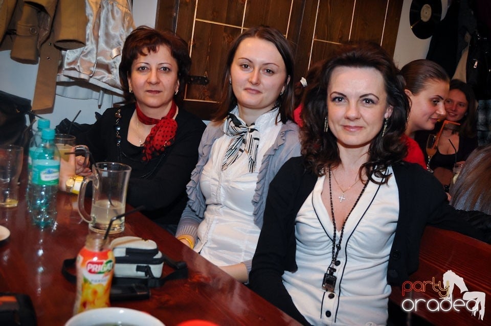 Ladies Night în Queen's, Queen's Music Pub