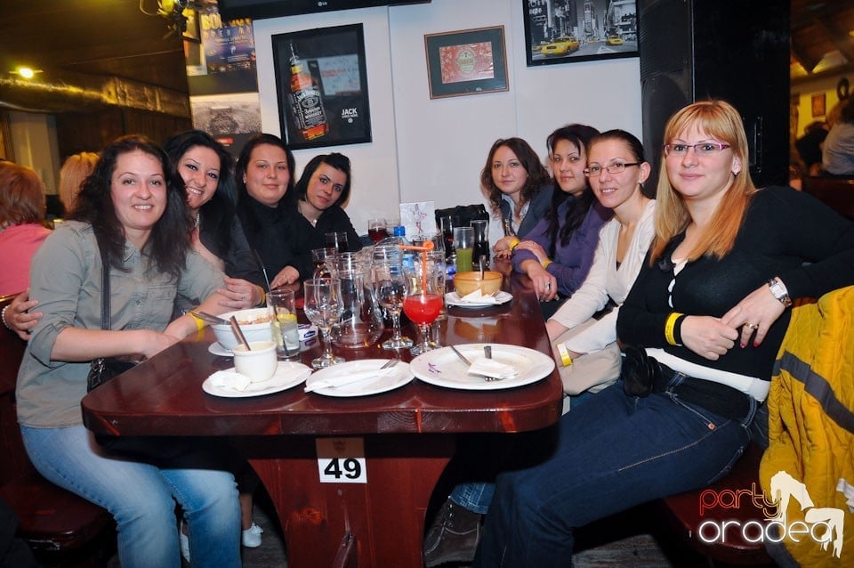 Ladies Night în Queen's, Queen's Music Pub