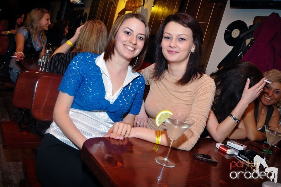 Ladies Night în Queen's, Queen's Music Pub